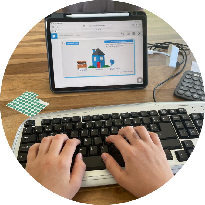 Enfant apprenant la frappe au clavier avec la méthode Typ10 sur un clavier AZERTY