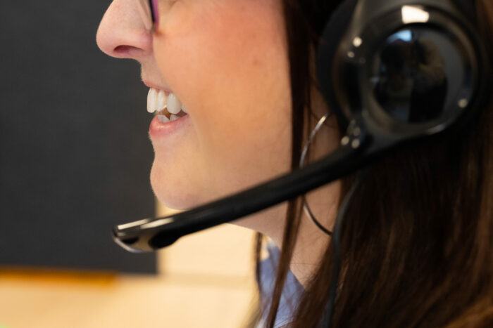 Personne avec un casque audio pour représenter le contact avec Tap Tap Coaching